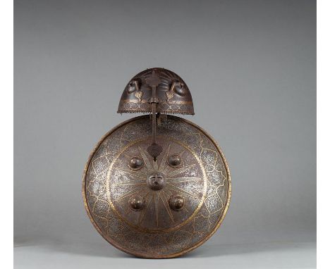 Eléments d'armure QajarIran, XIXe siècleComposé d'une rondache et d'un casque Kulah Khud, en acier gravé incrusté d'or en "ko