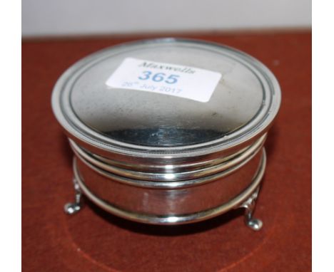 A circular hallmarked gold trinket box with hinged lid, 3 raised feet and weighted base Sheffield 1925
