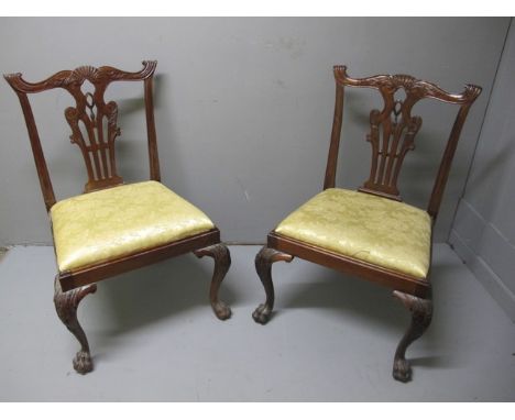 A SET OF SIX CHIPPENDALE STYLE MAHOGANY DINING CHAIRS each with a serpentine top rail above a pierced verticle splat with uph