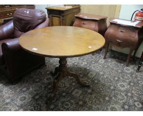 A GEORGIAN MAHOGANY POD TABLE the oval moulded top above a baluster column on tripod support 69cm (h) x 85cm (d)