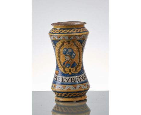 MAESTRO ANDREA PANTALEO (Palermo primi del XVII secolo) Albarello in maiolica policroma con profilo entro medaglione sopra ca