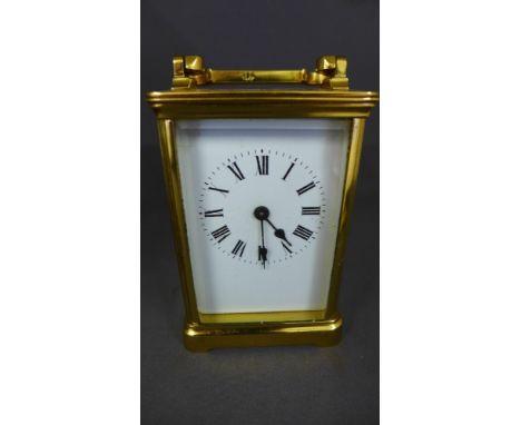A brass timepiece Carriage clock - Height 12 cm 
Condition report:  No key but working, good clean condition