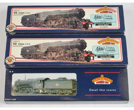 Bachmann Branchline OO Group of V2 Locomotives - 31-561 '60825' BR Lined Green (Outside steam pipes) Stepped Tender, 2x 31-55