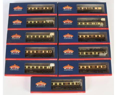 Bachmann group of GWR Collett Coaches to include 34-053 60ft 3rd Corridor, 34-077 60ft Brake and others (see photo). Conditio