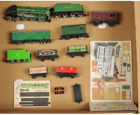 Bachmann OO Plus others Unboxed - One Bachmann Southern region locomotive plus other items. Conditions: Fair to Good.