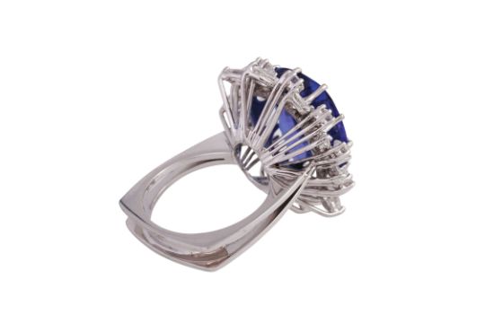 Ring Mit Tansanit Im Kissenschliff Ca 8 Ct Sowie Diamantenin Versch Schliffformen Zus Ca 1 9