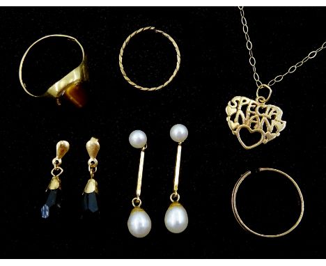 9ct gold jewellery including tigers eye ring, 'special nan' pendant necklace, pair of pearl earrings, pair of French jet earr