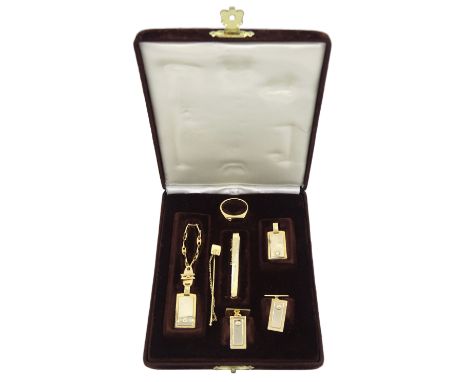 14ct gold gentleman's jewellery en-suite including pair of cufflinks, stick pin, ring and tie clip, all stamped 585Condition 