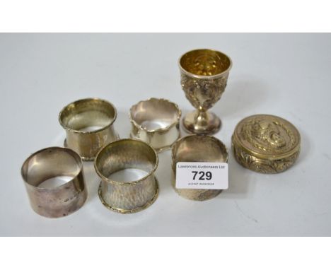 Five various silver napkin rings and a silver egg cup, 8oz t, together with a Continental silver snuff box, 1oz t