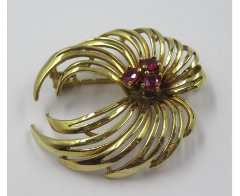9ct Gold ruby set brooch, 4g