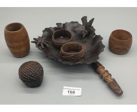 A collection of black forest carved items; leaf bowl with bird, napkin rings, Nut inkwell pot &amp; other items [20cm leaf di
