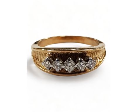 18 CARAT YELLOW GOLD DIAMOND 5 STONE RING WITH CIRCA 0.25 CARAT OF DIAMONDS