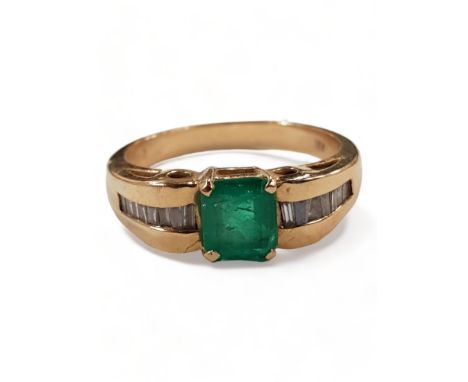 18 CARAT YELLOW GOLD SQUARE CUT EMERALD AND DIAMOND RING 