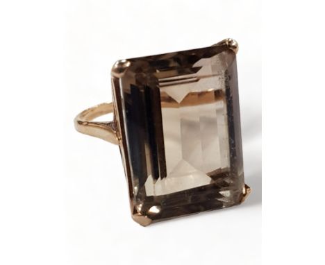 9 CARAT GOLD TOPAZ RING 