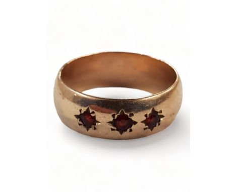 9 CARAT GOLD AND 3 STONE GARNET RING 4.29G