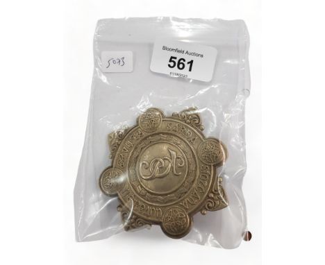 FIRST ISSUE GARDA HELMET PLATE (FOR DAY USE). FIRST ISSUE CAP BADGE AFTER INDEPENDANCE 1922. NOTE SPELLING 'SIOTCANA'