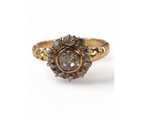 18 CARAT YELLOW GOLD DIAMOND RING WITH CIRCA 0.8 CARAT OF DIAMONDS