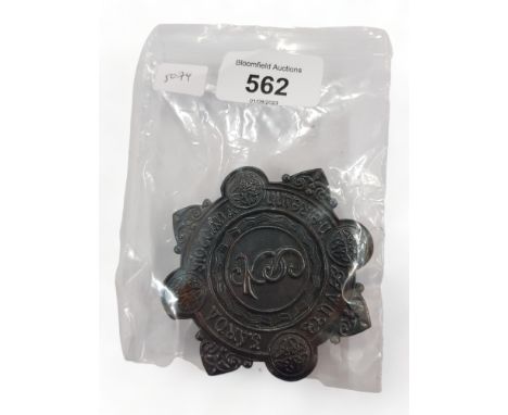 FIRST ISSUE GARDA HELMET PLATE (FOR NIGHT USE).  FIRST ISSUE CAP BADGES AFTER INDEPENDANCE 1922.  NOTE SPELLING 'SIOTCANA' 