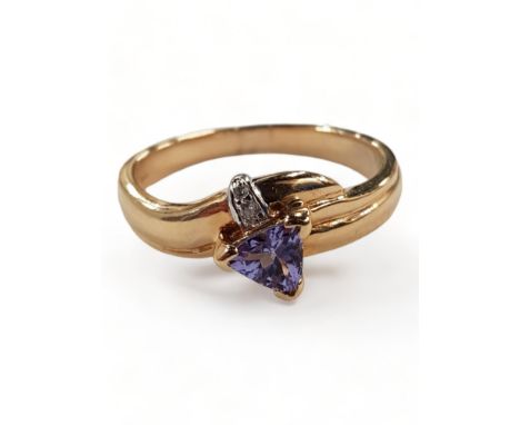 14 CARAT YELLOW GOLD DIAMOND &amp; TANZANITE RING