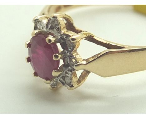 14ct gold ruby and diamond cluster ring size M