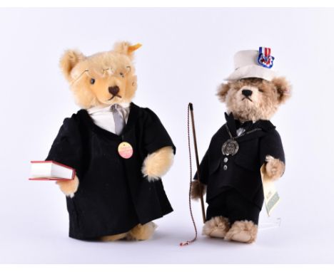 Steiff 2 Teddies80er/90er JahreTeddy Jurist mit Buch und Brille, H: 38 cm,Teddy Eiserner Gustav mit Hut und Peitsche, H: 33 c