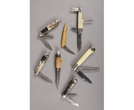A collection of knives and multi tools, to include William Rodgers, Richards etc.  