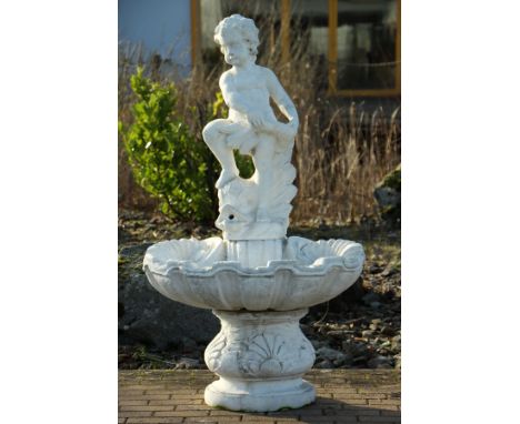 Brunnen,  Steinguss, 3-tlg. zusammengesetzt, Brunnenfigur in Form eines Knaben mit wasserspeiendem Fisch, Becken in Muschelfo