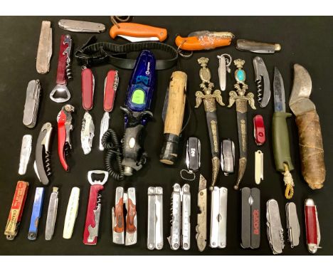 A collection of pocket knives, pen knives, multi-tools; etc, qty 