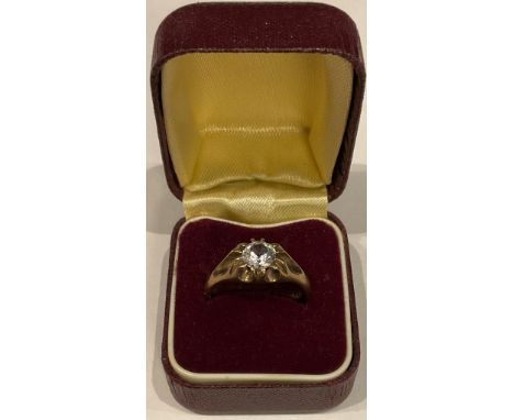 A 9ct gold dress ring, large central solitaire, 4.6g 