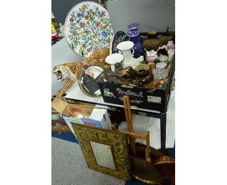 A TRAY AND LOOSE CERAMICS, GLASS, MIRRORS, EASEL, etc, to include brass bevelled edge mirror, a pair of Bretby purple vases N