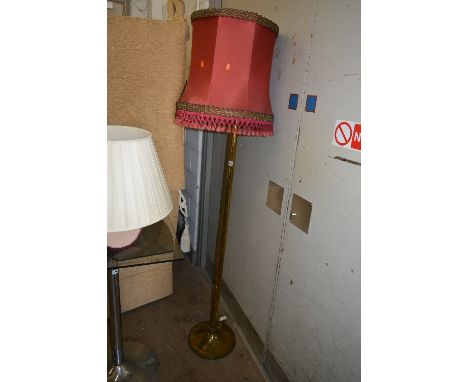 AN EARLY 20TH CENTURY BRASS STANDARD LAMP, with shade