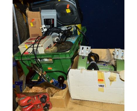 A TRAY OF POWER TOOLS, a bench grinder and a box with a Record No 04 plane and two other block planes (5)