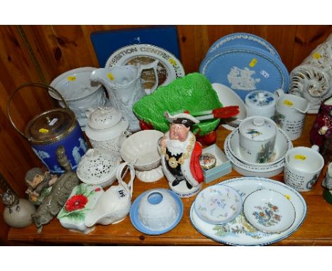 A GROUP OF CERAMICS, to include four pieces Leeds ware creamware, Beswick 'Lord Mayor' jug, Poole mouse, Wedgwood jasperwares