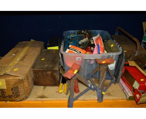 A TRAY OF MOSTLY AUTOMOTIVE TOOLS, a pair of axle stands, a boxed trolley jack, a tool box with tools, etc
