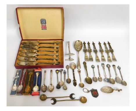 A fish knife &amp; fork set twinned with a quantity of collectors spoons 