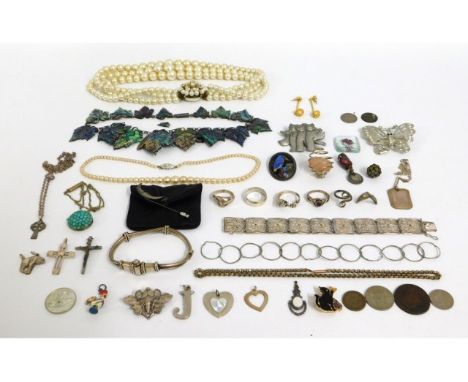 A quantity of costume jewellery including a white metal cat &amp; mouse ring, an .800 silver bracelet, a turquoise pendant &a