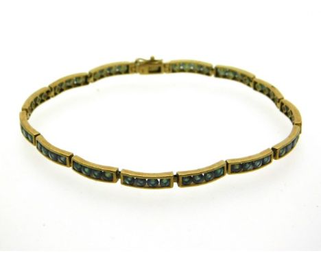 A 9ct gold bracelet set with emerald, 7.1g