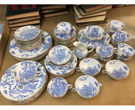 A Worcester dinner service decorated with Chinese style dragons