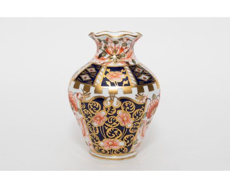 A Royal Worcester 1915 miniature vase, 8cm height in Imari pattern.