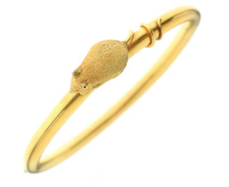 Hinged bangle mounted with a mouse, in unmarked gold, in the manner of Thornhill &amp; Co, internal diameter 5.7cm, 12.9g gro