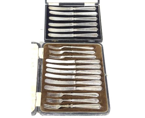 A set of six George V tea knives, each having a silver blade and filled silver handle, Sheffield 1920, in fitted case, togeth