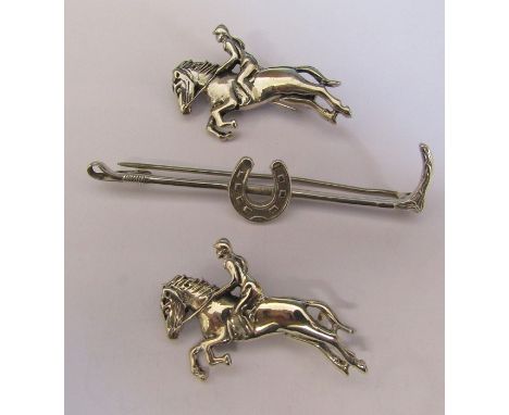 Silver riding crop and horse shoe brooch &amp; 2 silver horse and rider brooches total weight 0.41 ozt