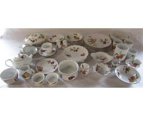Quantity of Royal Worcester 'Evesham' and 'Evesham Vale' dinner / tea service