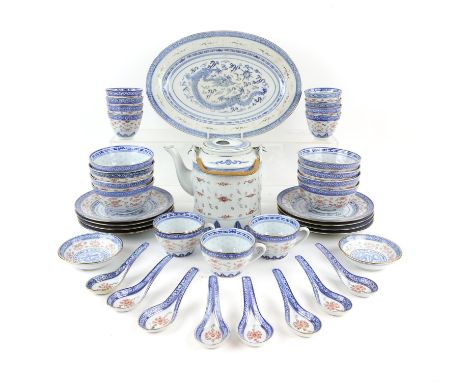 Extensive 20th century Chinese dinner service, decorated with a dragon chasing the flaming pearl, comprising eight bowls, cup