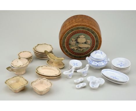 Miniature dinner service in box, German circa 1890, white service with blue pattern, including five dinner plates and side-pl