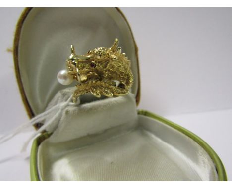 14CT YELLOW GOLD RING IN THE FORM OF A DRAGON CHASING A PEARL, approximately 10.4 grams in weight, very well modelled dragon 