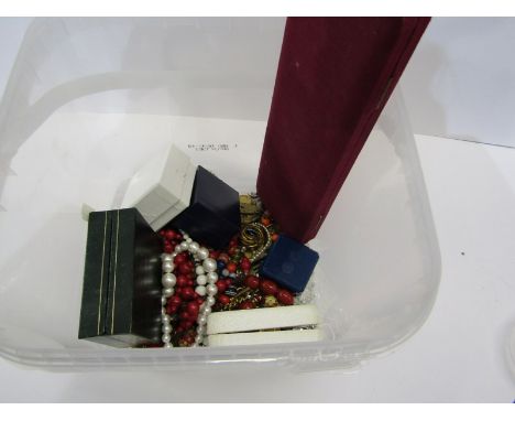 COSTUME JEWELLERY, selection of costume jewellery including beads, necklaces, pendants, brooches, vintage pinch back etc 