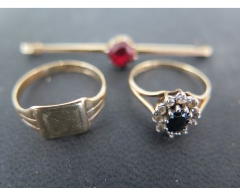 A 9ct gold cluster ring - size M, a 9ct gold signet ring - size P and a 9ct gold bar brooch - Weight approx. 6gms 