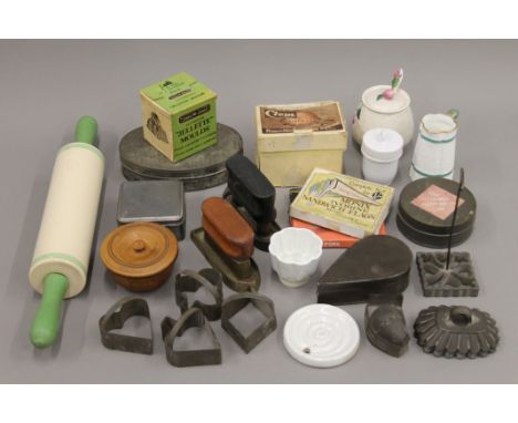 A quantity of various vintage kitchenalia.
