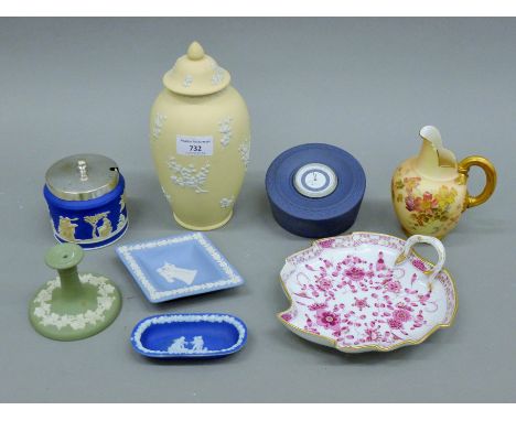 A small quantity of decorative ceramics, including Wedgwood and Royal Worcester. The largest 21.5 cm high.